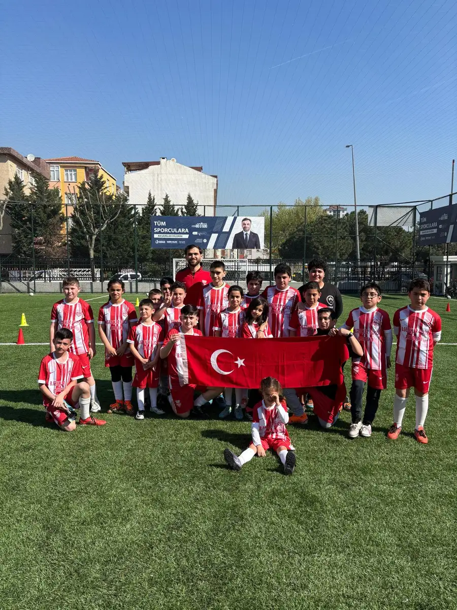 Akademi sporcuları sahada Türk bayrağıyla