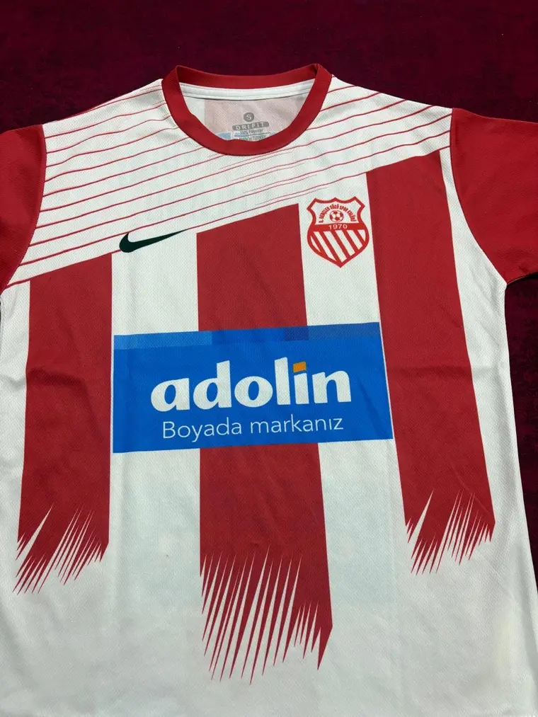 Bağcılar Gençlergücü iç saha forması — kırmızı-beyaz, adolin sponsorlu