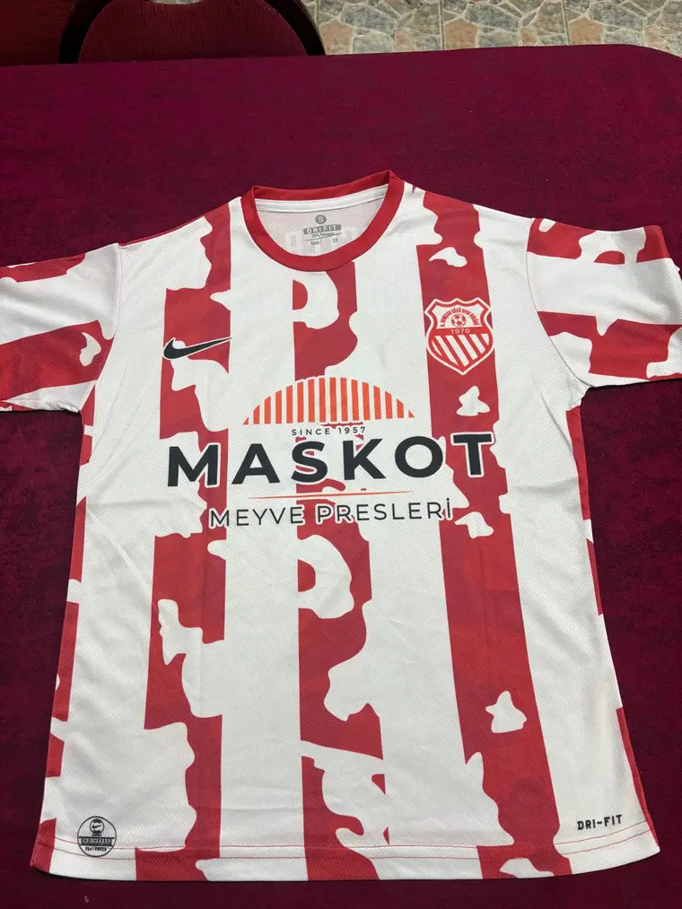 Bağcılar Gençlergücü forması — kırmızı-beyaz, Maskot Meyve Presleri sponsorlu