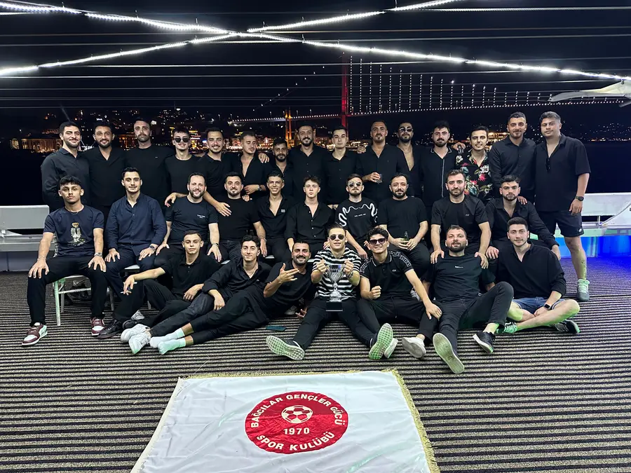 Bağcılar Gençlergücü camiası kutlama gecesinde kulüp bayrağı ve kupayla