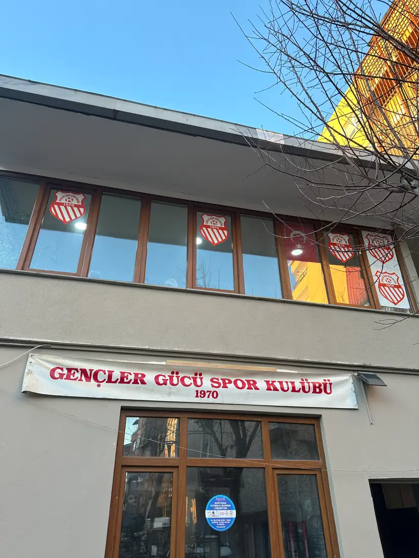 Kulüp binası cephesi — 'Gençler Gücü Spor Kulübü 1970' pankartı ve camlardaki armalar