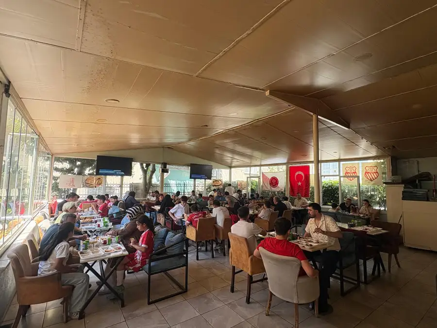 Kulüp kafede aileler ve sporcularla kahvaltı