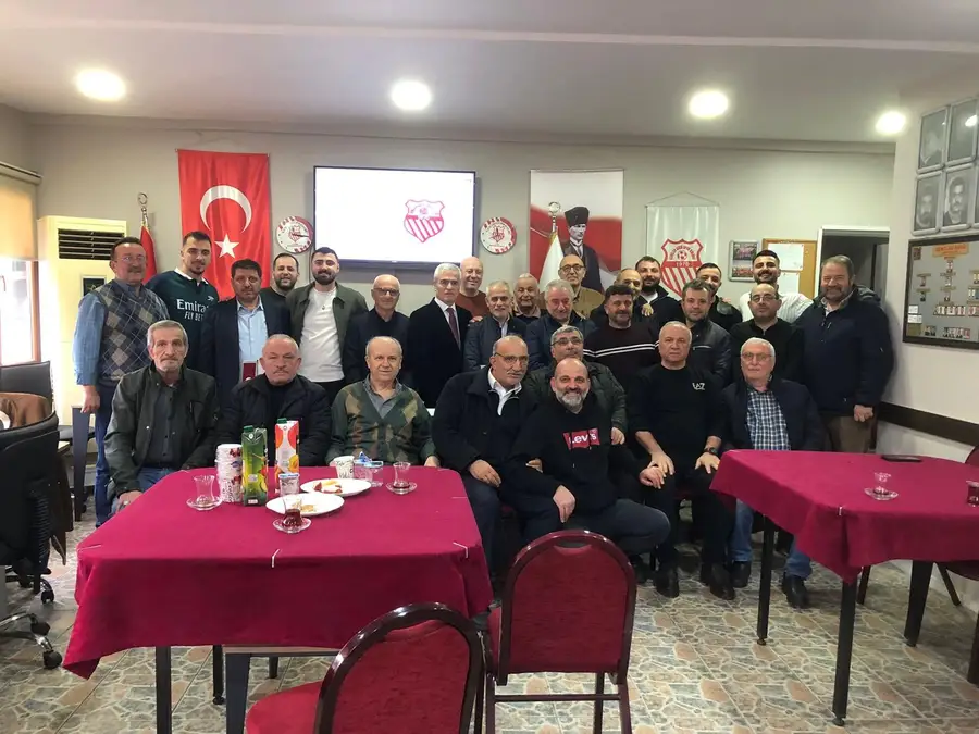 Kulüp lokalinde bir araya gelen kulüp büyükleri