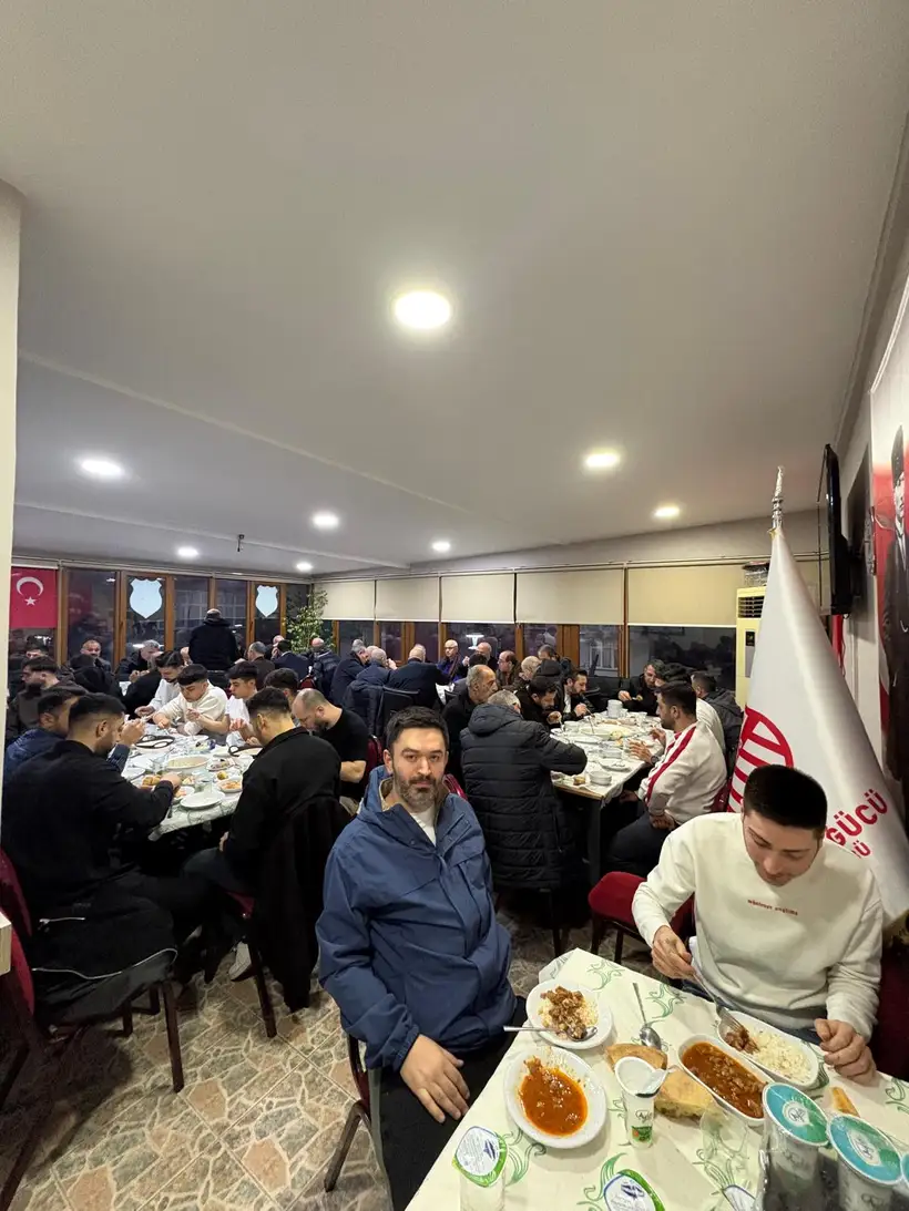 Kulüp lokalinde topluca yemek
